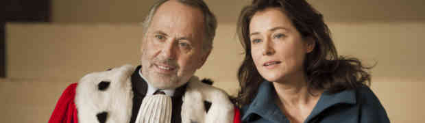 Ritorna la commedia al Piccolo Cineclub Tirreno. In prima visione a Follonica - venerdì 29 aprile alle 21.30 - proietteremo il film francese LA CORTE, diretto da Christian Vincent e intrepretato dal bravissimo Fabrice Luchini - Coppa Volpi e Premio miglior sceneggiatura all'ultimo Festival di Venezia.